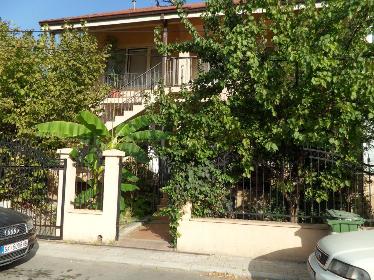 Misko'S Guest House Skopje Esterno foto